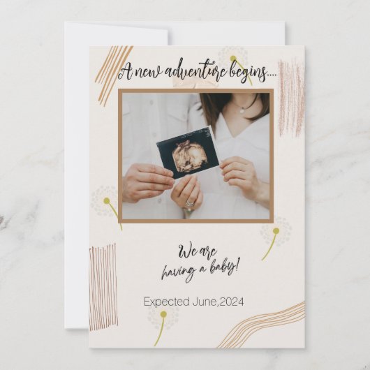 ミニマルなニュートラルベージュの妊娠発表 招待状 (正面)