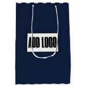 ミニマルなネイビーブルーストライプホワイトのビジネスロゴ ミディアムペーパーバッグ (裏面)