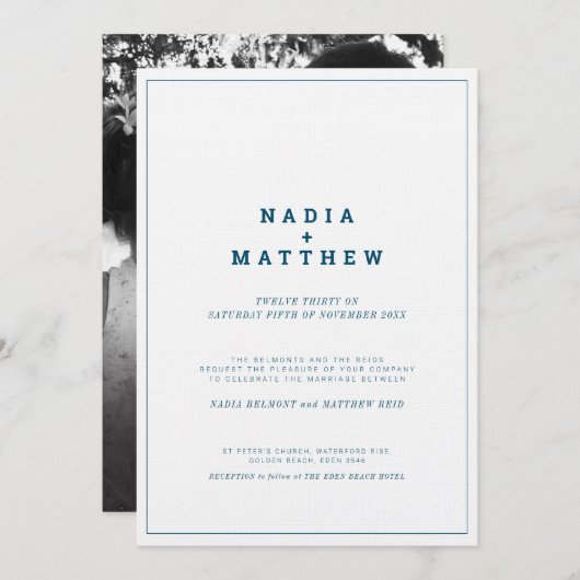 ミニマルなネイビー青と白の文字写真結婚の 招待状 (正面/裏面)