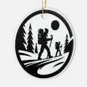 ミニマルなハイキングシルエット – 白黒 セラミックオーナメント (左)