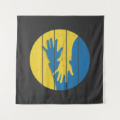 ミニマルなハンズサポートウクライナ救、ウクラナ タペストリー (正面(横))