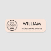 ミニマルなビジネスロゴ赤面ピンクの従業員スタッフ 名札 (正面)