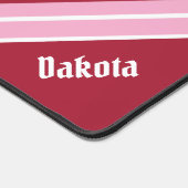 ミニマルなピンクと暗い赤と白ストライプ デスクマット (コーナー)