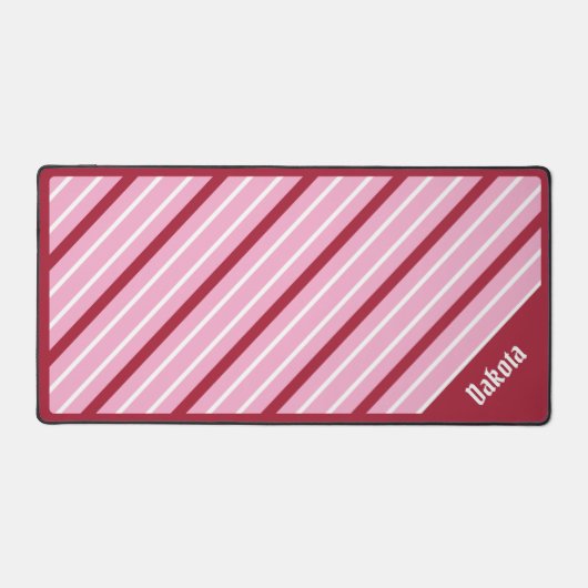 ミニマルなピンクと暗い赤と白ストライプ デスクマット (正面)