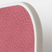 ミニマルなピンクと白モノグラムモダン ピックルボールラケット (左詳細)