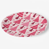 ミニマルなピンクと赤のクリスマスツリーパターン ペーパープレート (アングル)