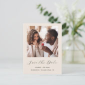 ミニマルなフォトスクリプ卜ベージュの結婚式日程お知らせ 案内ポストカード (スタンド正面)