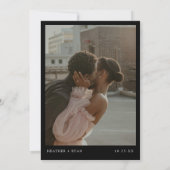 ミニマルなフォーマル ブラック&ホワイト ウェディング フォト セーブザデート (裏面)