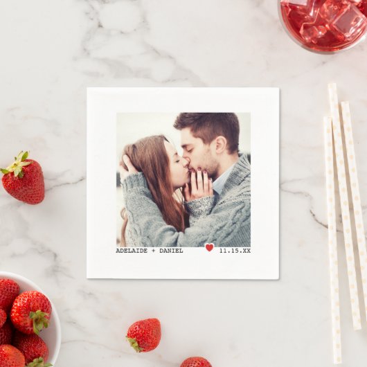 ミニマルなブラックタイピング、赤いハート結婚の写真 スタンダードカクテルナプキン (インサイチュ)