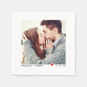 ミニマルなブラックタイピング、赤いハート結婚の写真 スタンダードカクテルナプキン (正面)