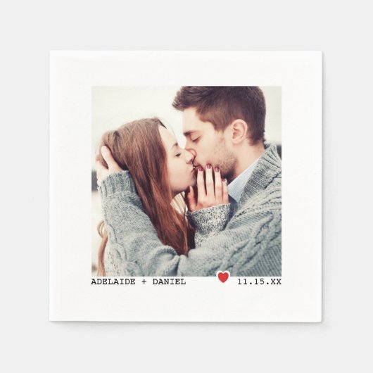 ミニマルなブラックタイピング、赤いハート結婚の写真 スタンダードカクテルナプキン (正面)