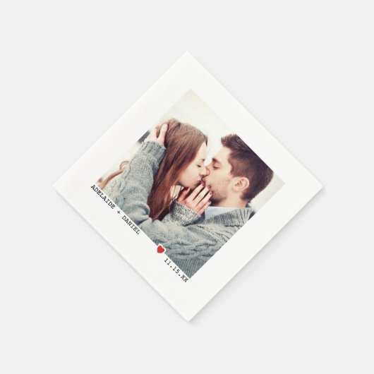 ミニマルなブラックタイピング、赤いハート結婚の写真 スタンダードカクテルナプキン (角)