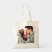 ミニマルなブラックタイポグラフィと赤いハート写真 トートバッグ (正面)