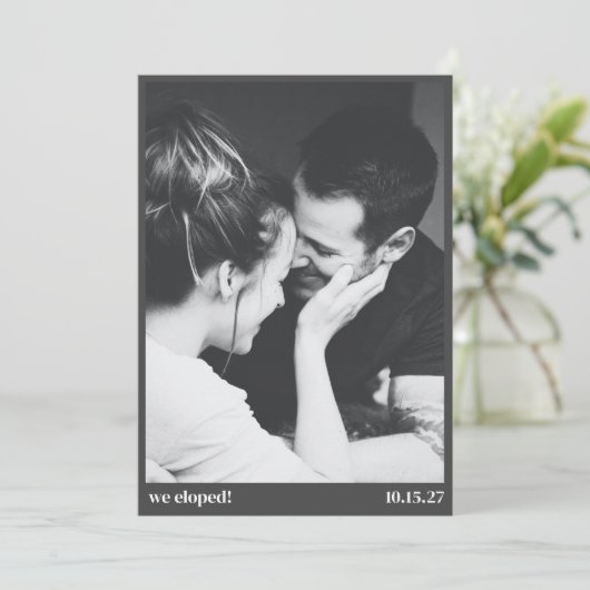 ミニマルなブラックフォトエロープメントカスタムメッセージ 案内状 (スタンド正面)