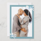 ミニマルなブルーボウ小さな人間Shindig赤ちゃんシャワー 招待状 (裏面)