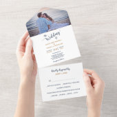 ミニマルなブルー金ゴールド写真結婚すべて オールインワン招待状 (貼ってはがせる)