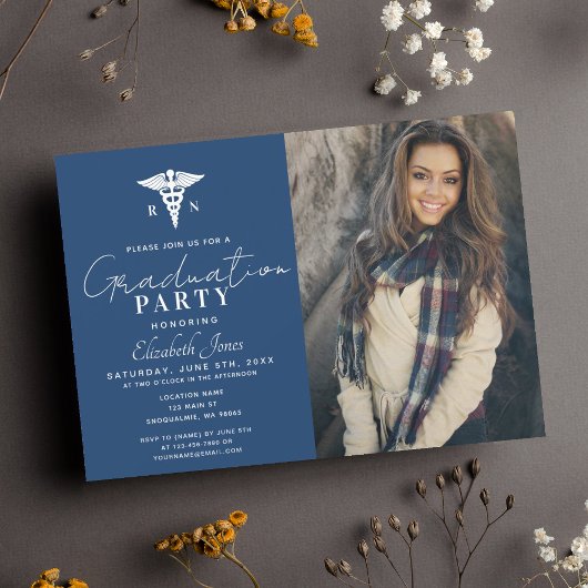ミニマルなブルー&ウォーターのカラー卒業写真 招待状