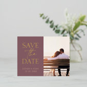 ミニマルなプラムパープルフォトウェディングデートを保存 箔シーズンポストカード (立ち正面)