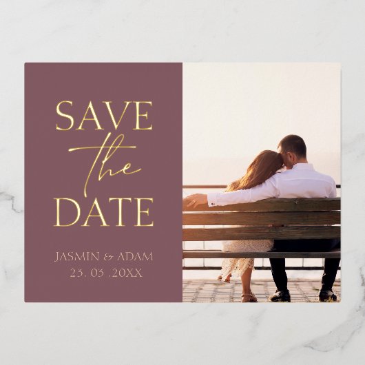 ミニマルなプラムパープルフォトウェディングデートを保存 箔シーズンポストカード (正面)