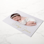 ミニマルなベビーガール名スクリプトフォト誕生金ゴールド 箔招待状 (回転した状態)