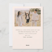 ミニマルなベージュのクリスマスファミリー写真 シーズンカード (裏面)