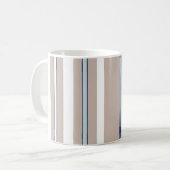 ミニマルなベージュ、白と青ストライプの コーヒーマグカップ (正面左)