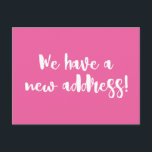 ミニマルなホットピンク我々は新しいホームムービング移動 ポストカード<br><div class="desc">このミニマモダンリスト私たちはホットピンクと白のおもしろいブラシレタリングを備えた発表はがきを移動した。</div>