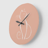 ミニマルなホワイトキャットオンピンクの名前 ラージ壁時計 (傾斜)