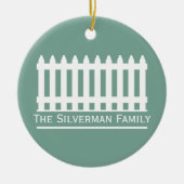 ミニマルなホワイトピケットフェンスでグリーンをパーソナライズ セラミックオーナメント (正面)