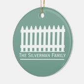 ミニマルなホワイトピケットフェンスでグリーンをパーソナライズ セラミックオーナメント (左)