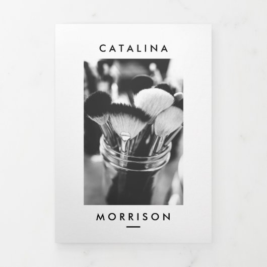 ミニマルなメイクアップアーティストブラシサロンパンフレット 三つ折りカード (カバー)