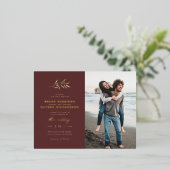 ミニマルなメルロレッド&セピア結婚ブランチの写真 箔招待状ポストカード (立ち正面)