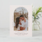 ミニマルなモダンアーチ写真ウェディング 招待状 (スタンド正面)