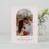 ミニマルなモダンアーチ写真ウェディング 箔招待状 (立ち正面)