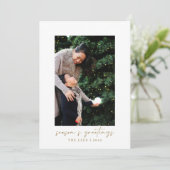 ミニマルなモダン手書きスクリプト写真クリスマス シーズンカード (スタンド正面)