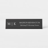 ミニマルなモノグラムまたはロゴの追加ビジネスブラック デスクネームプレート (正面)