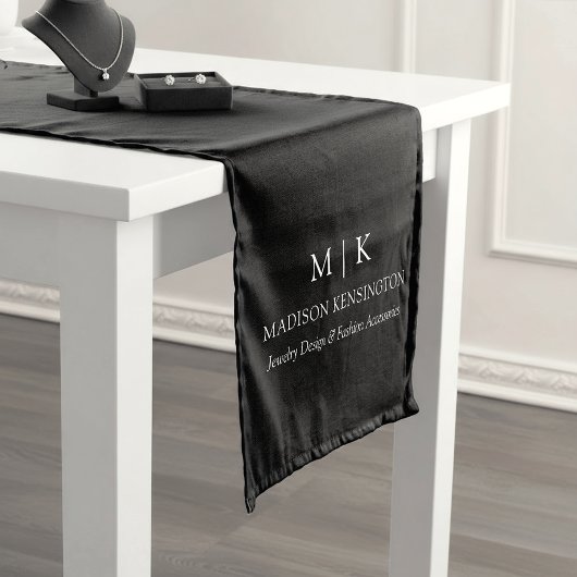 ミニマルなモノグラムまたはロゴの追加ビジネスブラック ミディアムテーブルランナー
