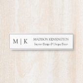 ミニマルなモノグラムまたはロゴの追加ビジネス サインプレート (正面)