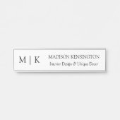 ミニマルなモノグラムまたはロゴの追加ビジネス サインプレート (正面)