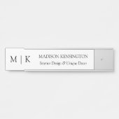 ミニマルなモノグラムまたはロゴの追加ビジネス サインプレート (正面)