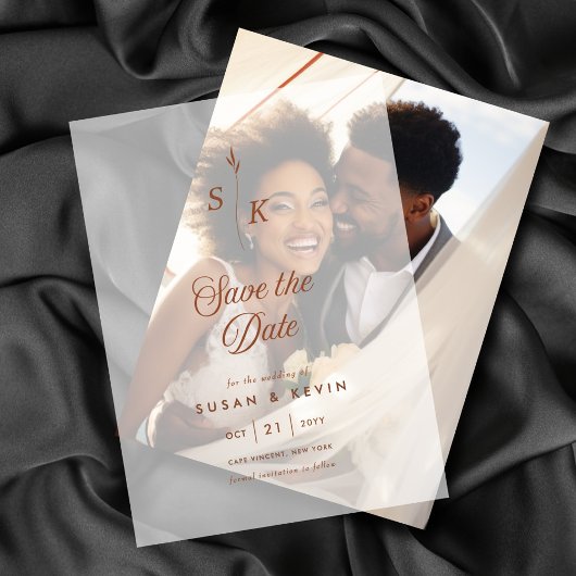 ミニマルなリーフモノグラム結婚式の日付を保存 ベラム紙招待状