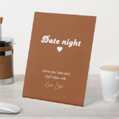 ミニマルなレトロ日付の夜のアイディア記号 台座サイン (インサイチュ)