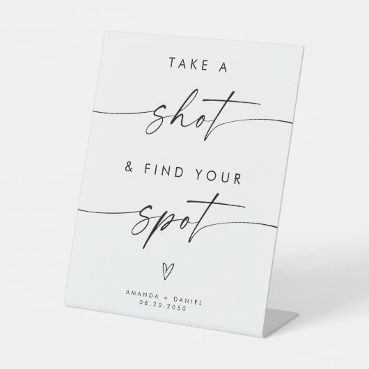 ミニマルな人がショットを取ってスポットのサインを見つける 台座サイン (正面)