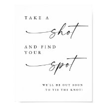 ミニマルな人がドリンクの結婚シーティングサインを取る