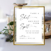 ミニマルな人がドリンクの結婚シーティングサインを取る ポスター