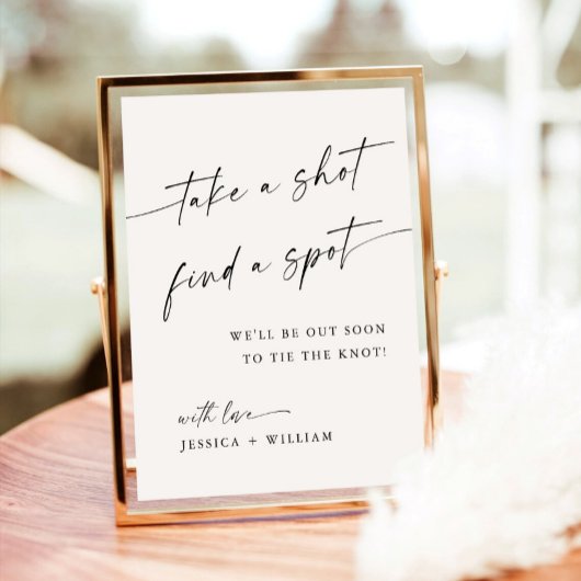 ミニマルな人がドリンクの結婚シーティングサインを取る ポスター