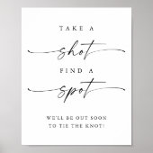 ミニマルな人がドリンクの結婚シーティングサインを取る ポスター (正面)