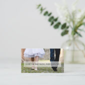 ミニマルな写真の上敷のシンプルな文字|のカメラマン 名刺 (スタンド正面)