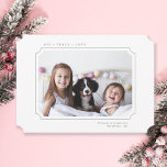 ミニマルな喜び平和の愛クリスマス写真 シーズンカード<br><div class="desc">シンプルクリスマス | Holiday photo cardは、チケットの形状のフレームで写真を背面に冬の緑のパターンを備えている。このデザインの詳細なカスタマイズについてクリックは、青色のデザインツールボタンをクリック。</div>