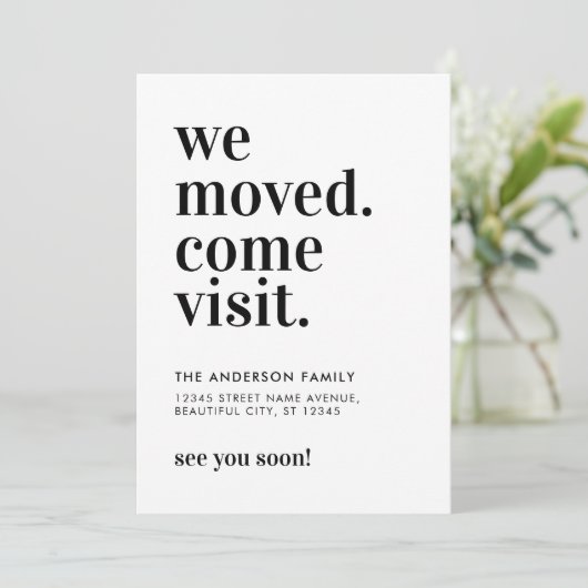 ミニマルな引越しのお知らせ ぜひお越しください タイポグラフィ 引越し 案内状 (スタンド正面)
